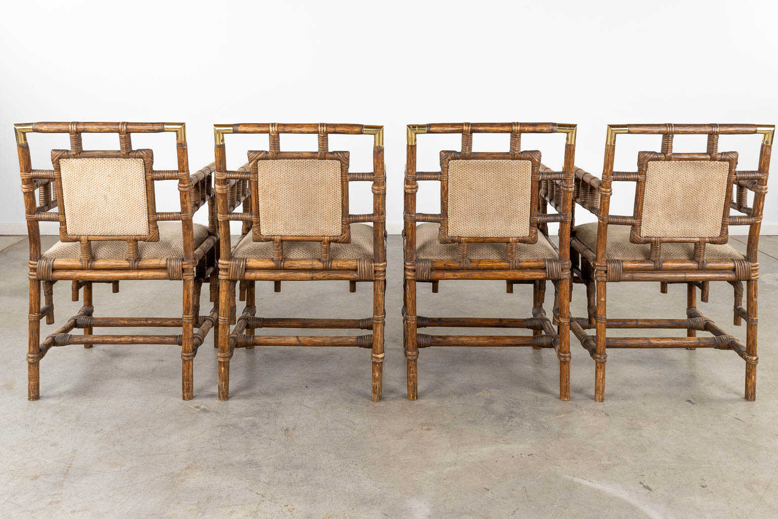 4 armstoelen, salontafel en consoletafel, imitatie bamboe, in de stijl van John McGuire. (D:59 x W:52 x H:88 cm)