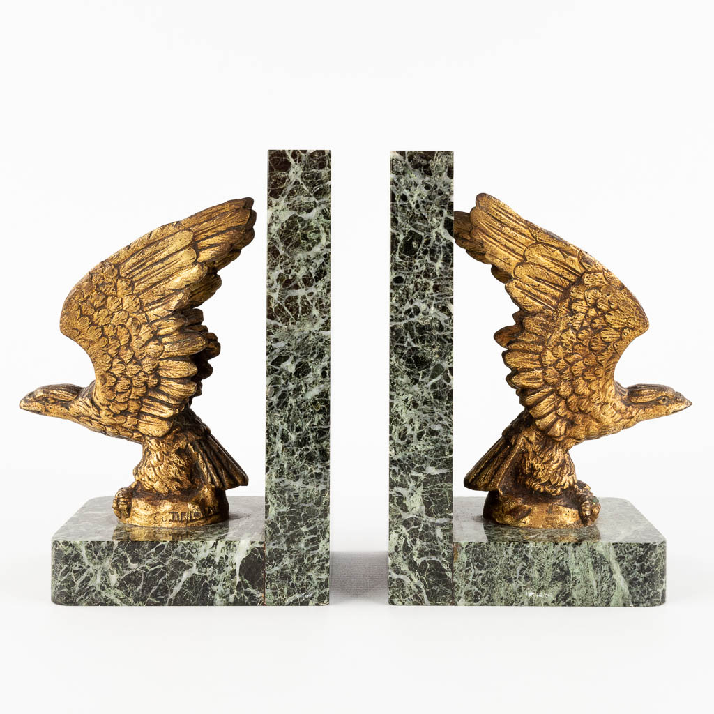 A pair of bookends, bronze and marble. Signed De Laune. Circa 1900. (D:13,5 x W:8,5 x H:18 cm)