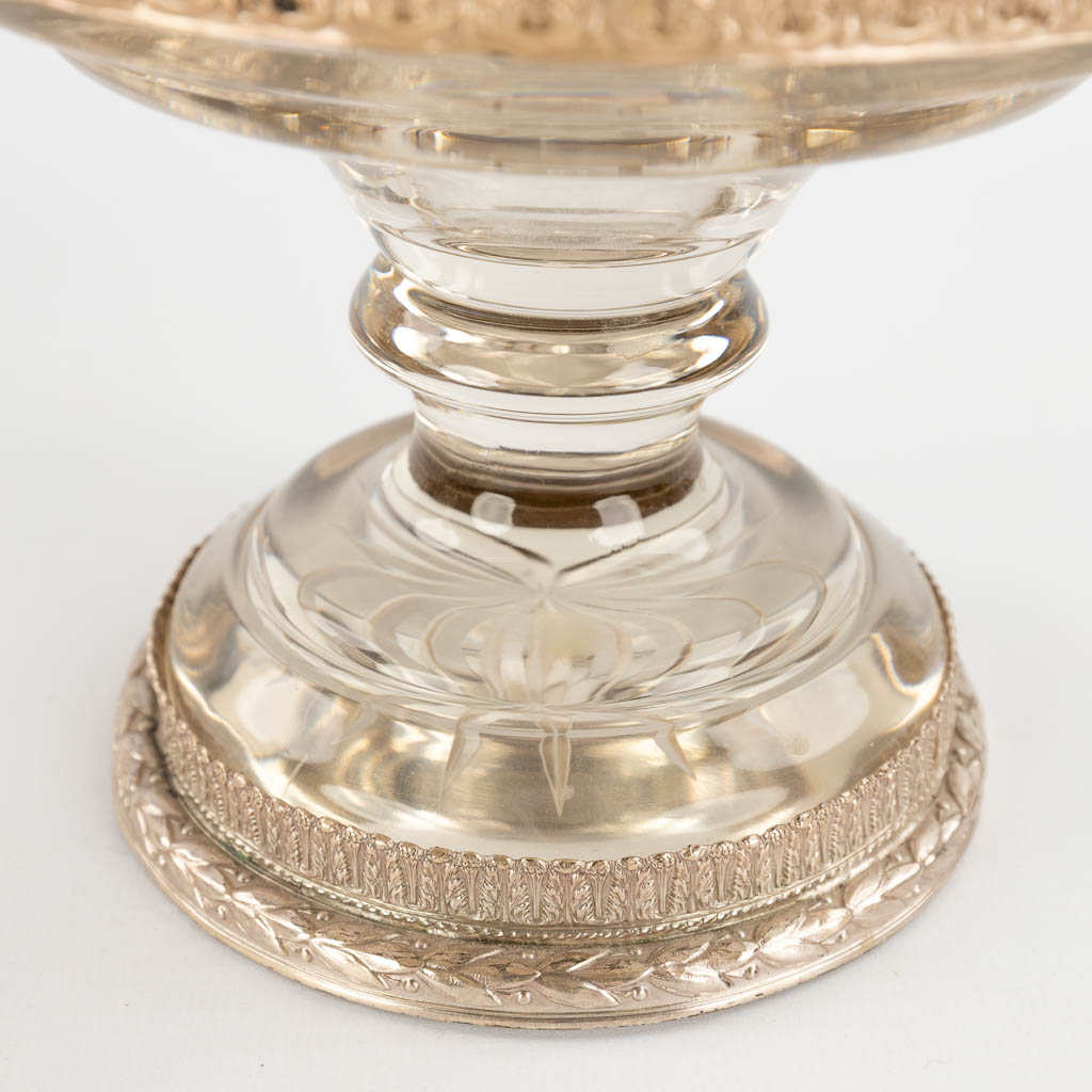 Een paar neoklassieke vazen, verzilverd brons op glas. 20ste eeuw. (D:14 x W:18 x H:33 cm)