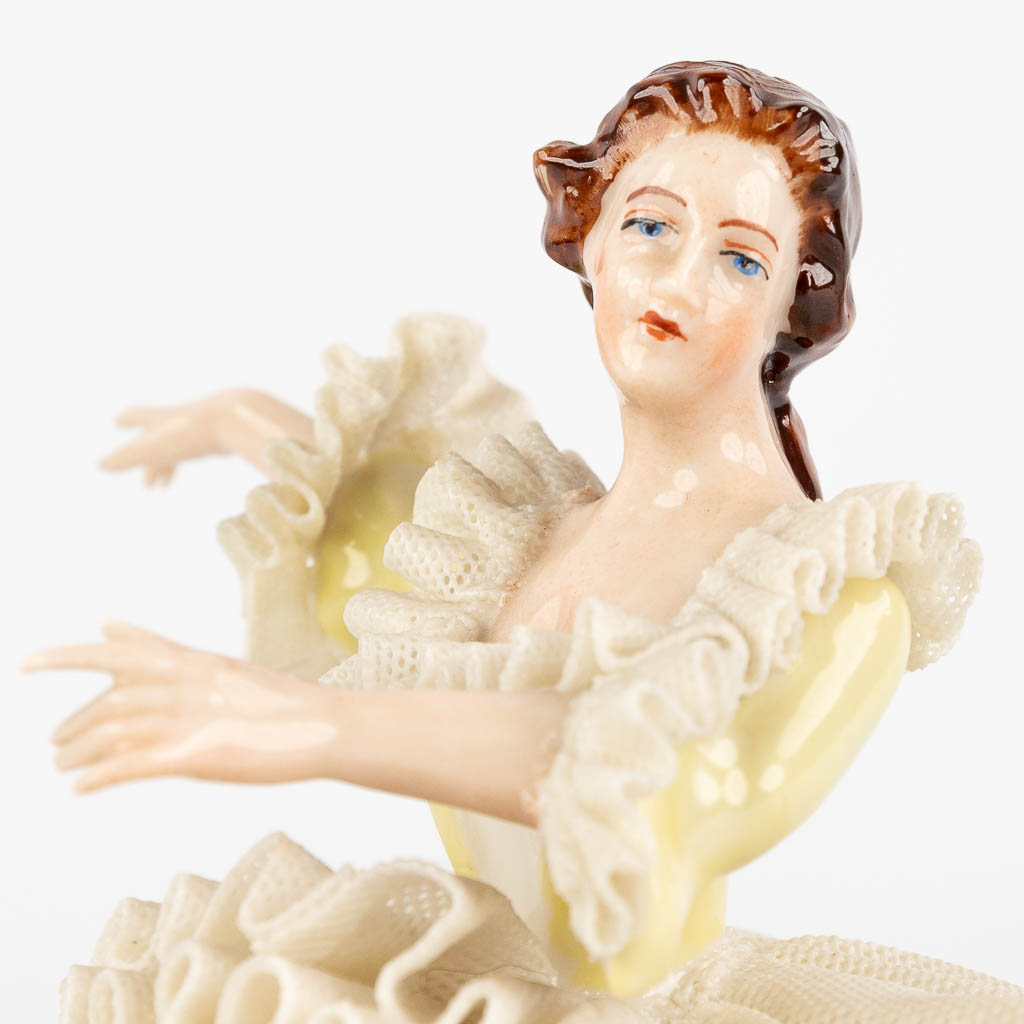 A collection of 3 porcelain figurines with porcelain lace dresses, Germany, 20th century. (H: 13,5 cm)