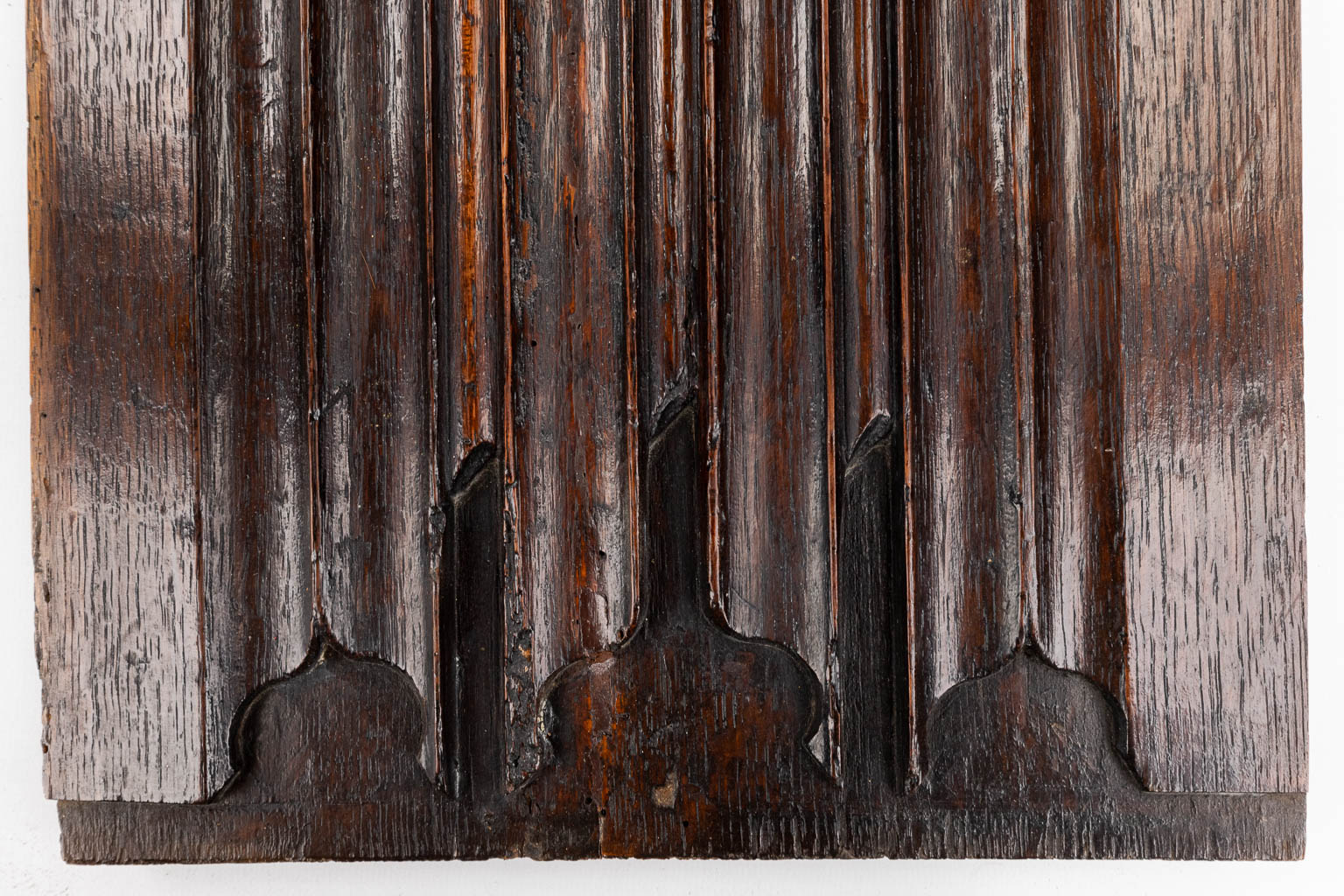 Een grote collectie antieke panelen, onderdelen en houtsculpturen, 16de tot 18de eeuw. (H:98 cm)