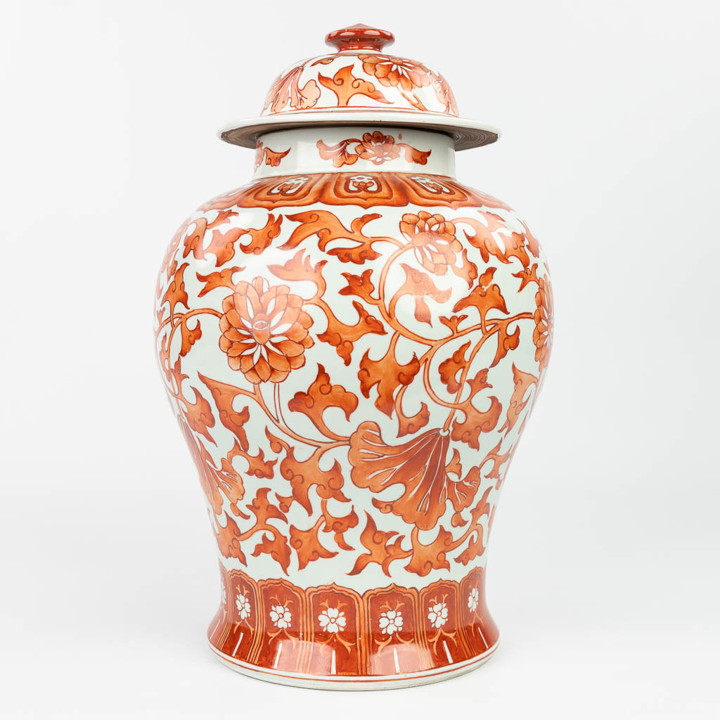 Een Chinese vaas gemaakt uit porselein met decor van rode bloemen. (H:39cm)