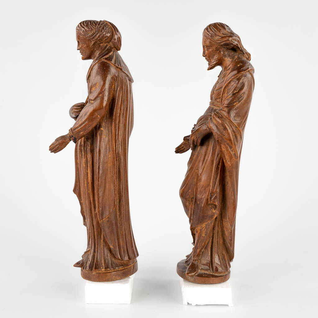 Een paar figuren van Maria en Jozef, houtsculptuur, 17de/18de eeuw. (D:7 x W:8 x H:25 cm)