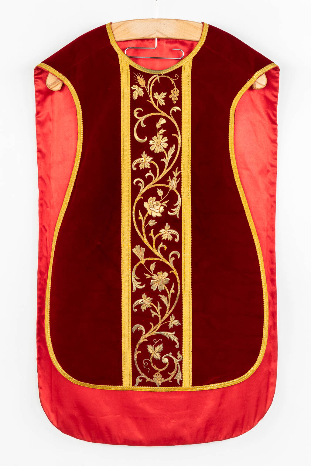 Twee Romeinse kazuifels met stola, rode stof met dik goudbrokaat.