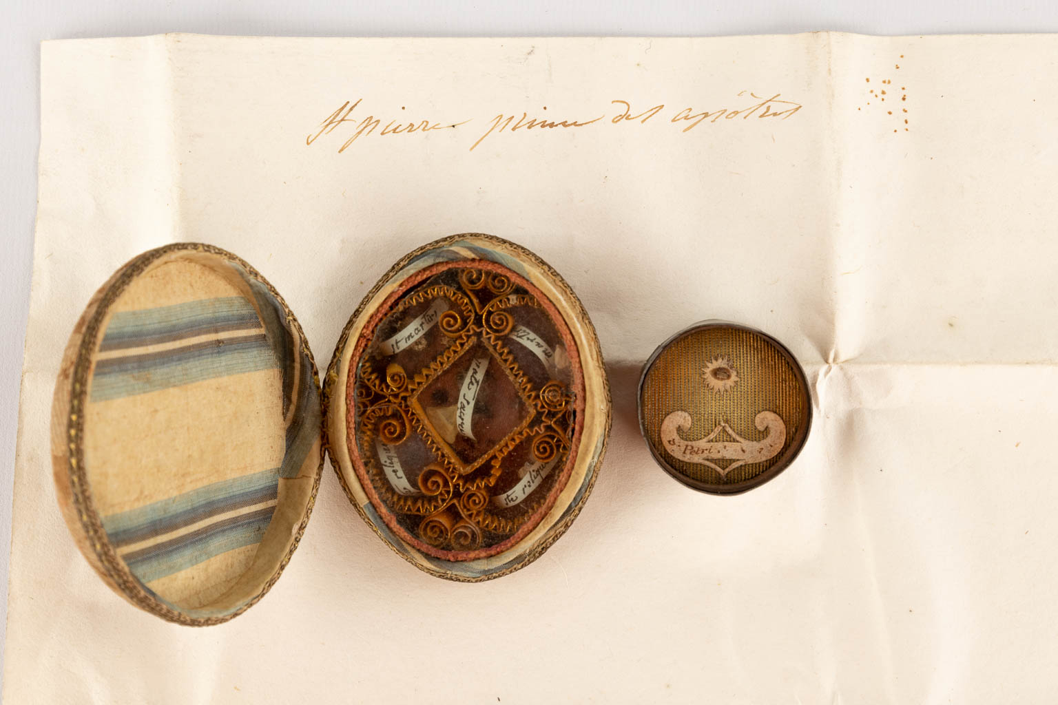 A Theca with a relic 'Ex Ligno Curcis V. Petri AP.' with document, missing the glass, added a theca with 5 relics. (D:
