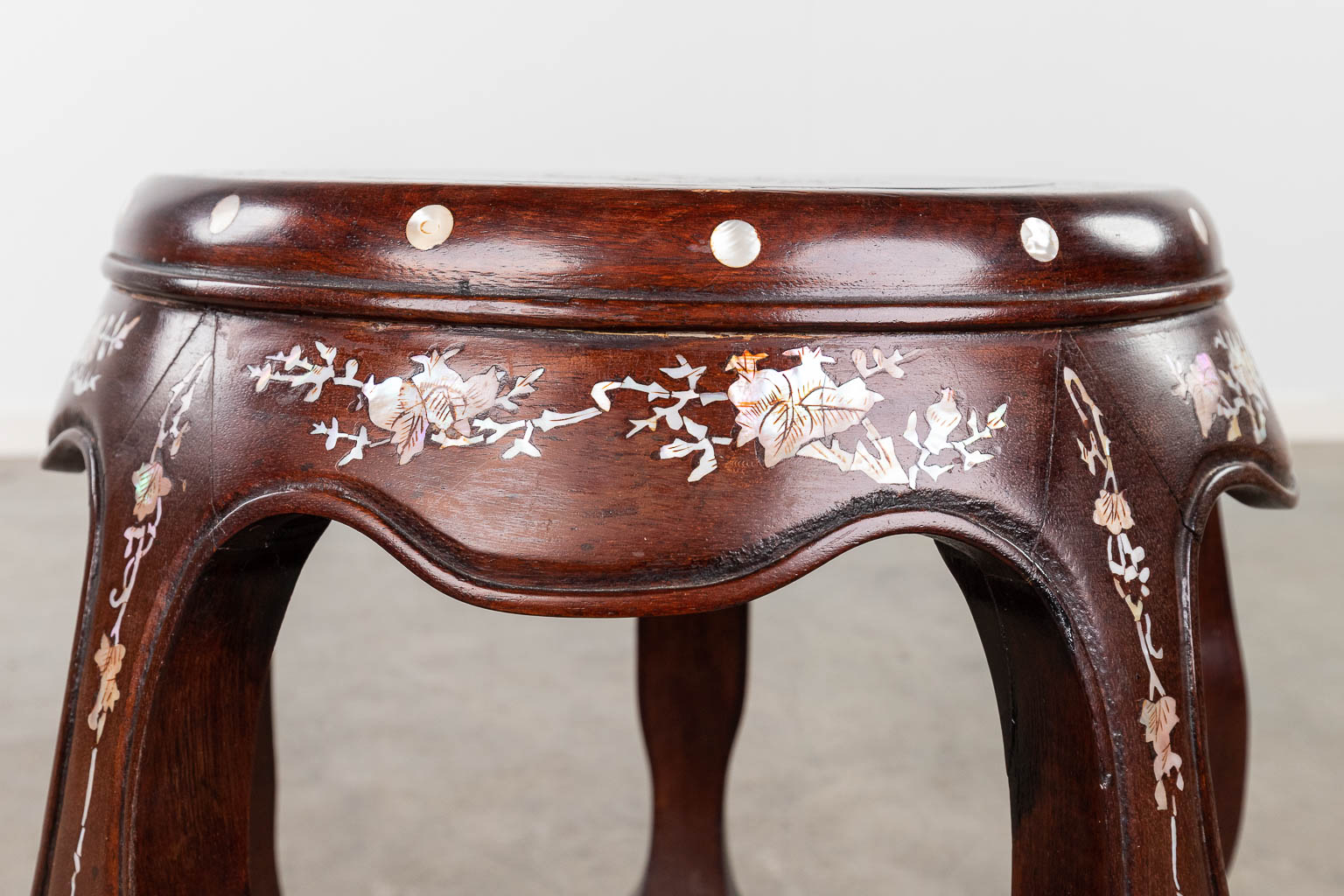 A Chinese hardwood stand, inlaid with mother of pearl. (H: 46 x D: 40 cm)