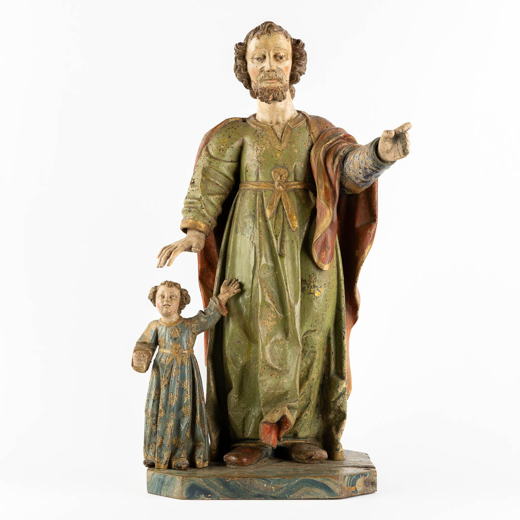 Lot 519 Jozef met kind, gesculpteerd en polychroom eik. 18de eeuw. (L:26 x W:34 x H:65 cm)