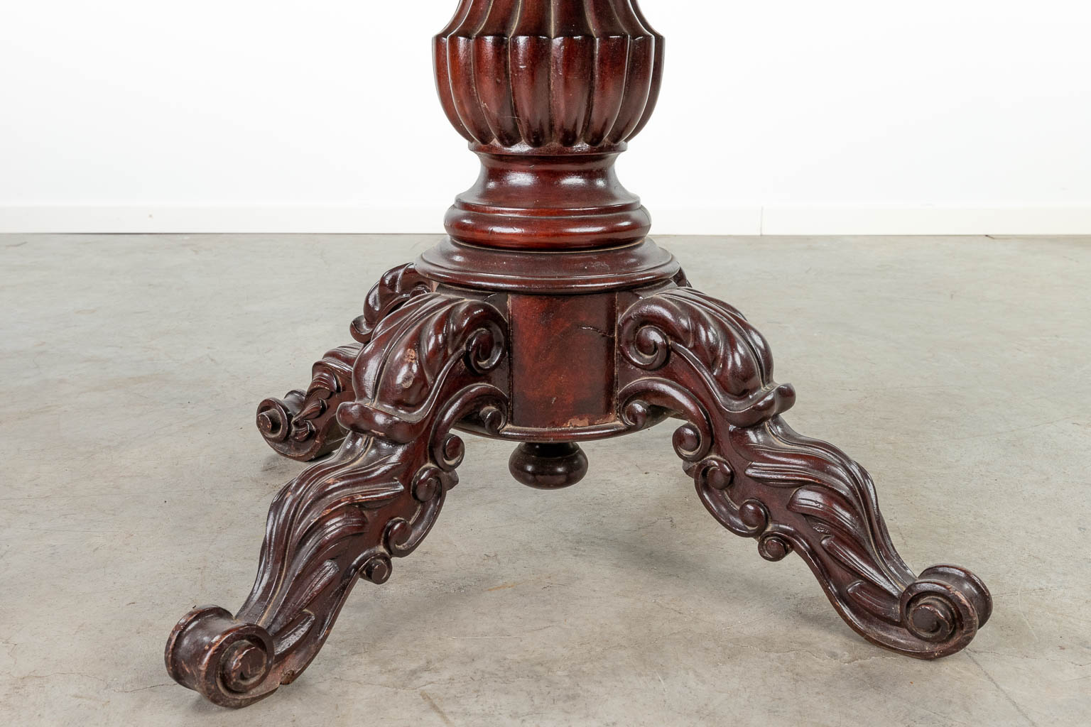 Een uitschuifbare tafel gemaakt in Louis Philippe stijl. 19de eeuw. (H:76cm)