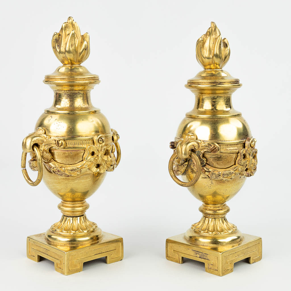Een paar omkeerbare kandelaars gemaakt uit brons in Lodewijk XVI stijl. 19de eeuw. (H:18,5cm)