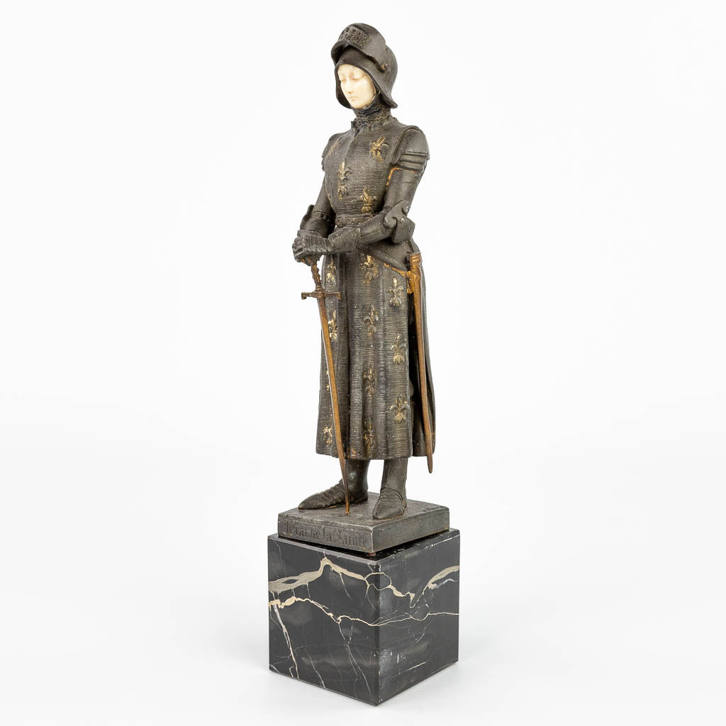 Een kunstbronzen beeld (chryselefantien) van Jeanne D'Arc gemerkt 'Jeanne la Sainte' (H:25cm)