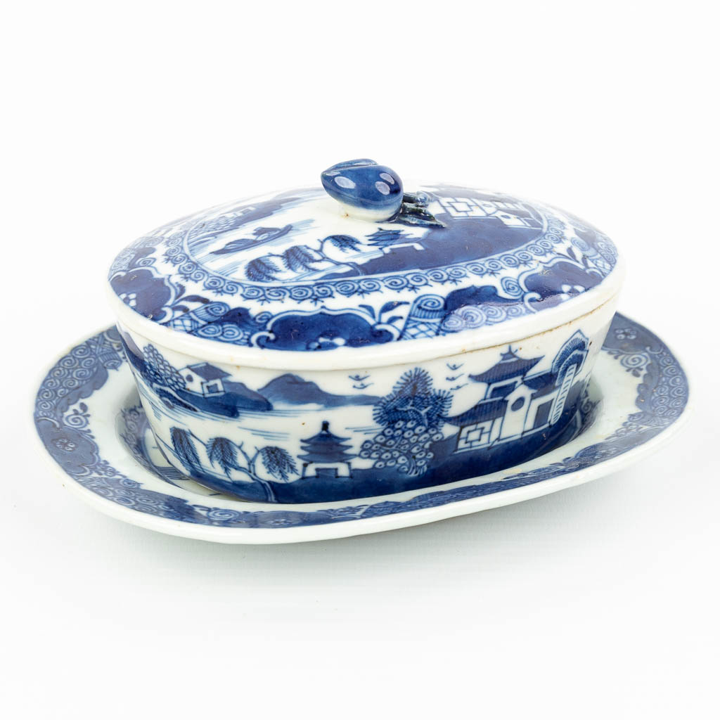 Lot 021 Een Chinese sauskom met deksel gemaakt uit porselein met blauw-wit decor van een landschap (H:7cm)