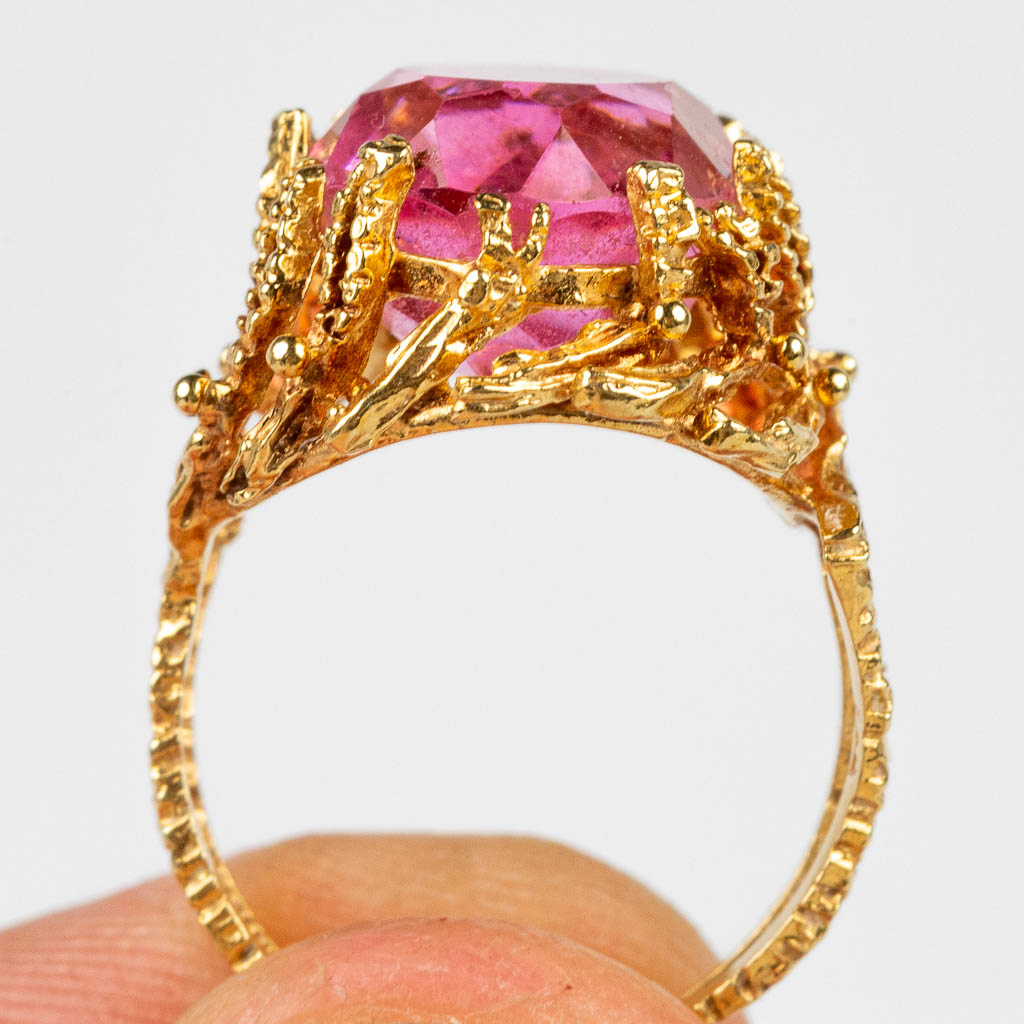 Een ring met roze natuursteen, gemaakt uit 18 karaats geel goud. 