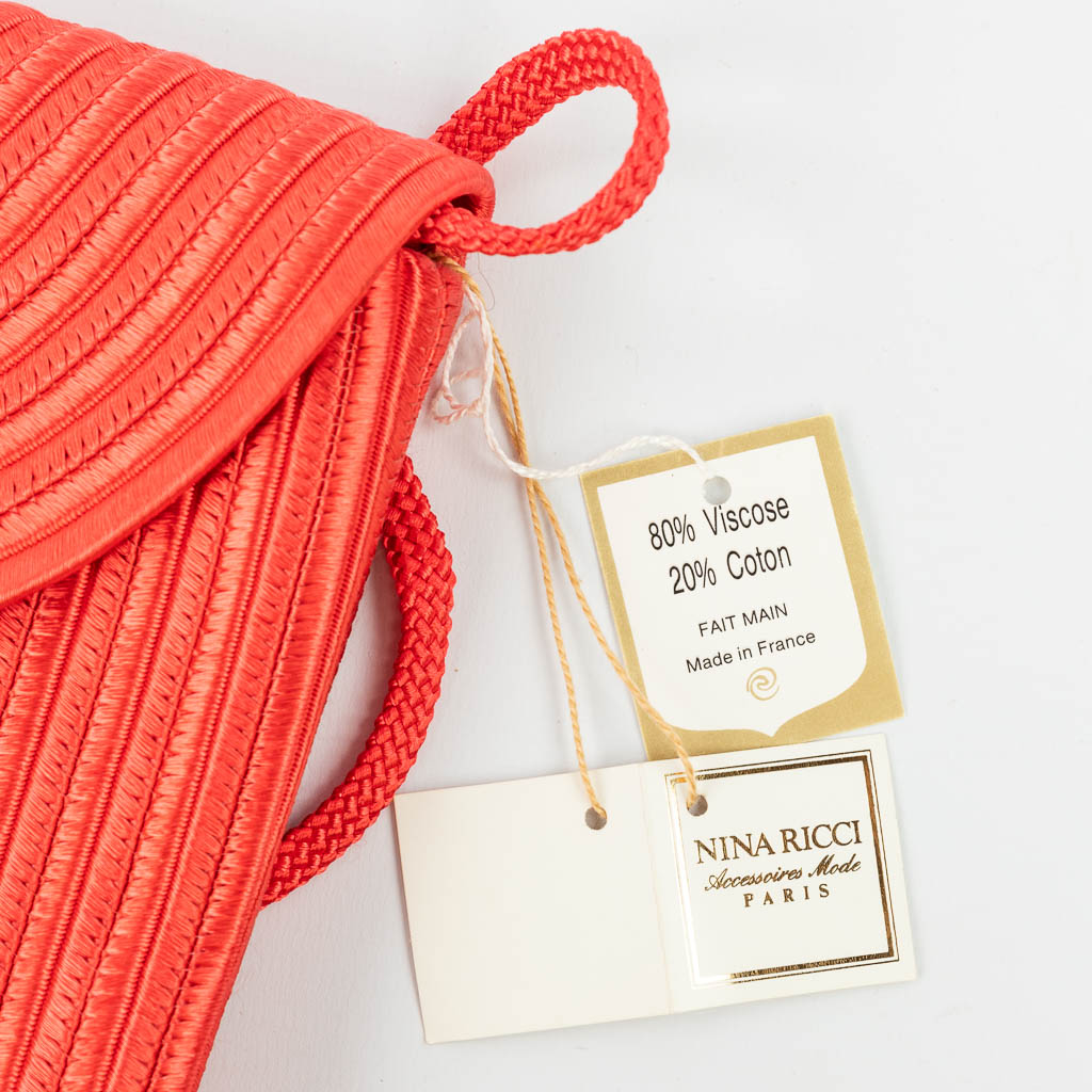 A handbag and belt, made by Nina Ricci. (H:16cm)