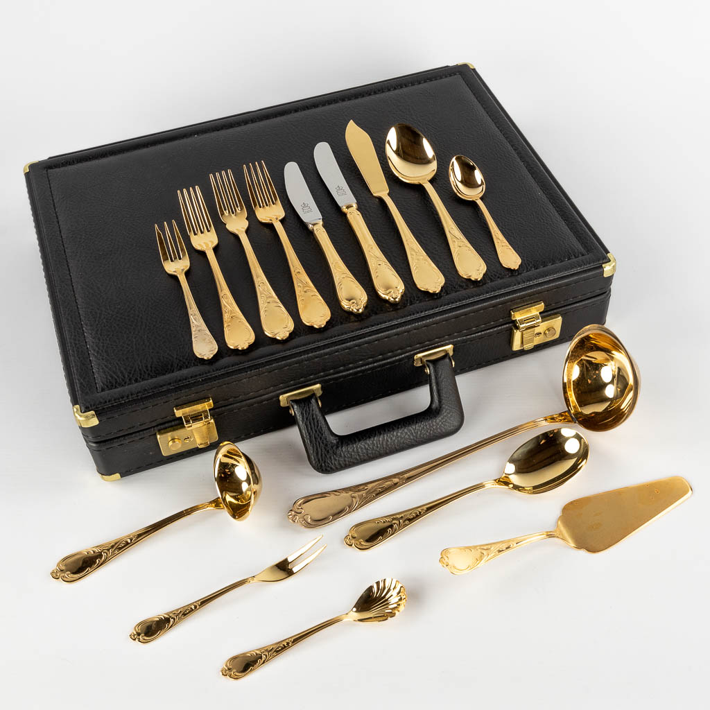 A gold-plated 'Royal Collection Solingen' flatware cutlery set, made in Germany. Louis XV style. (D:34 x W:45,5 x H:9 cm)