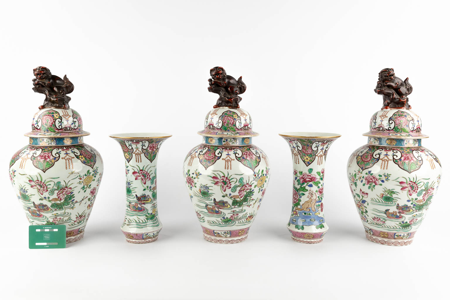Samson, a 5-piece Kaststel, vases with lid and trumpet vases. Chinoiserie decor. (H:43 x D:21 cm)