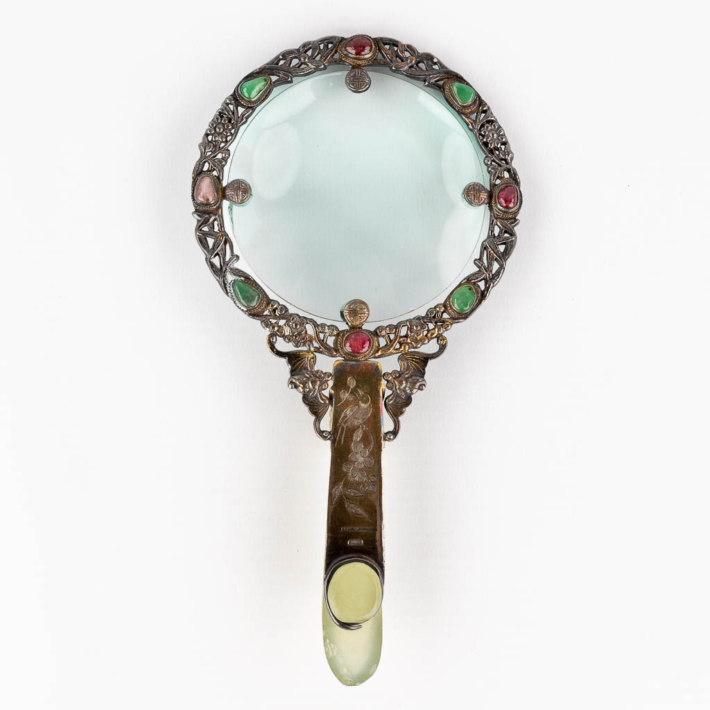 An antique magnifying glass, decorated with bats and flowers, vermeil silver. (H: 18,5 x D: 9,5 cm)