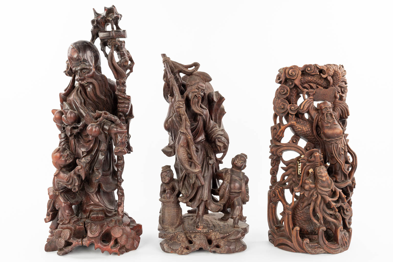 Een collectie van 3 Oosterse houtsculpturen met afbeelding van wijzen. 19de/20ste eeuw. (H:51cm)