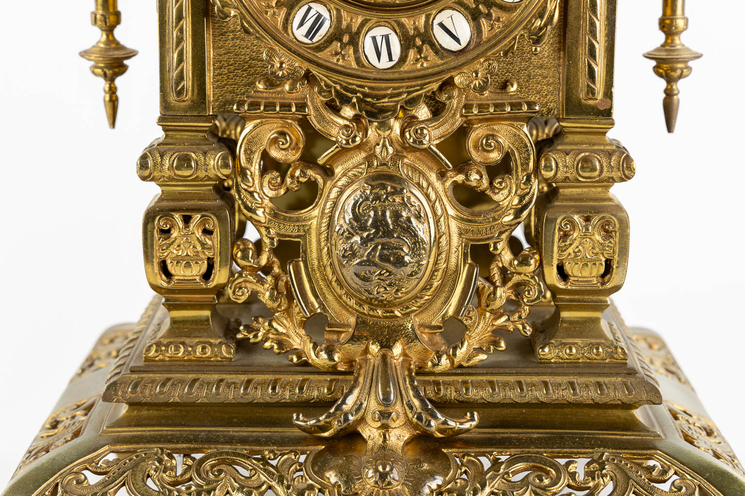 Een schouwklok, brons, decor met engelen. Circa 1900. (L:21 x W:27 x H:54 cm)