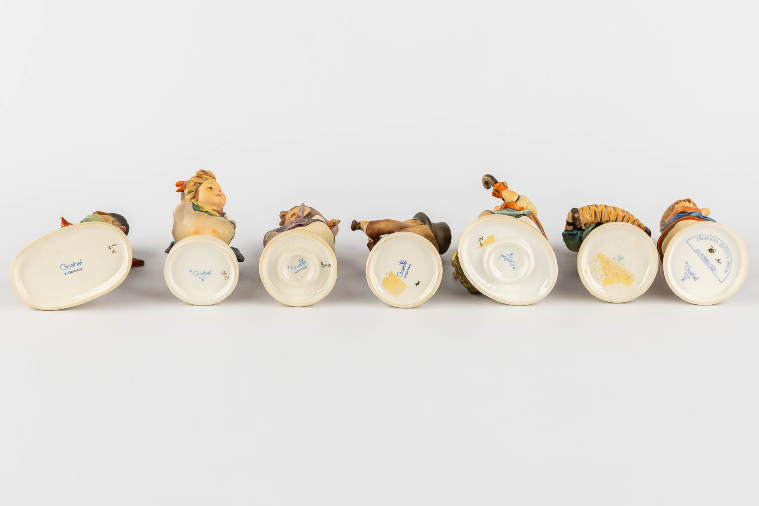 Hummel, 15 figurines, polychrome porcelain. (H:13,5 cm)