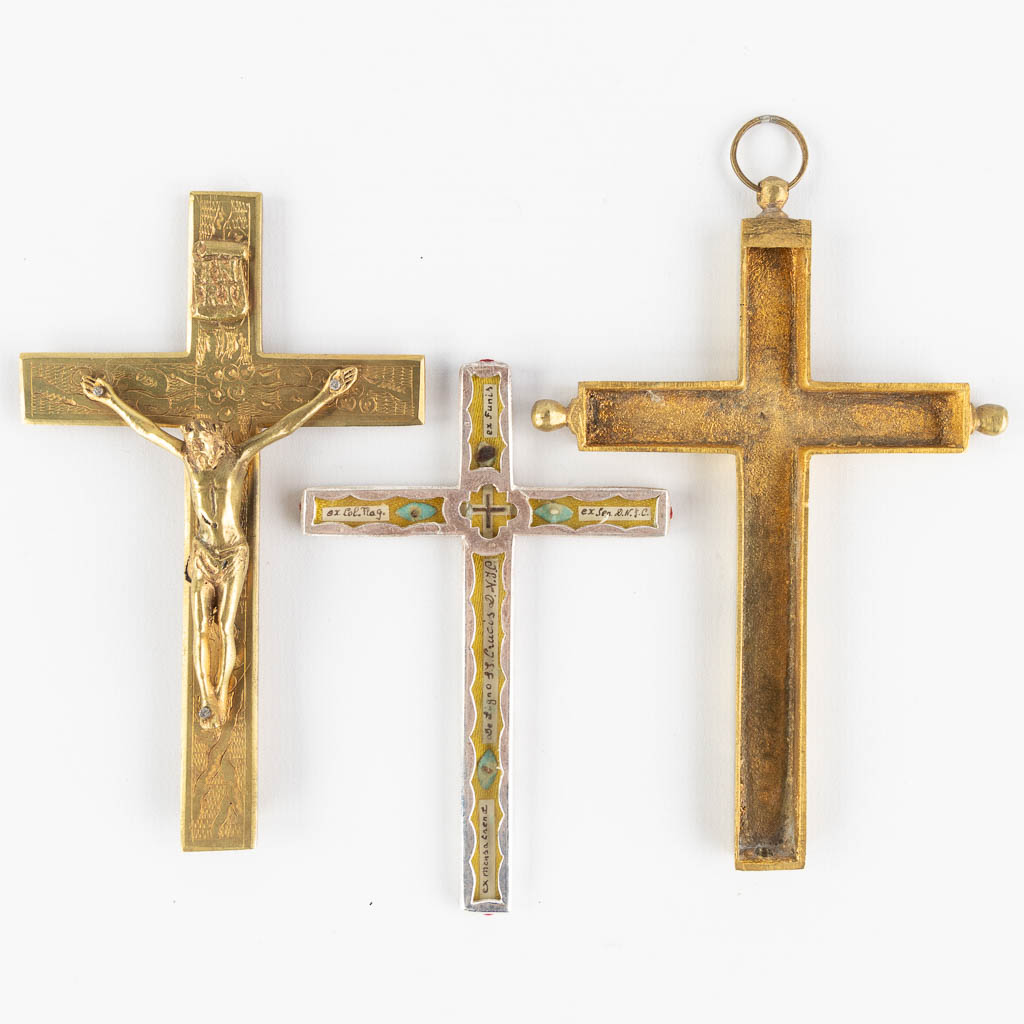 A reliquary crucifix with 5 relics and the original document, Domini Nostri Jesu Christi. (W:9 x H:15 cm)