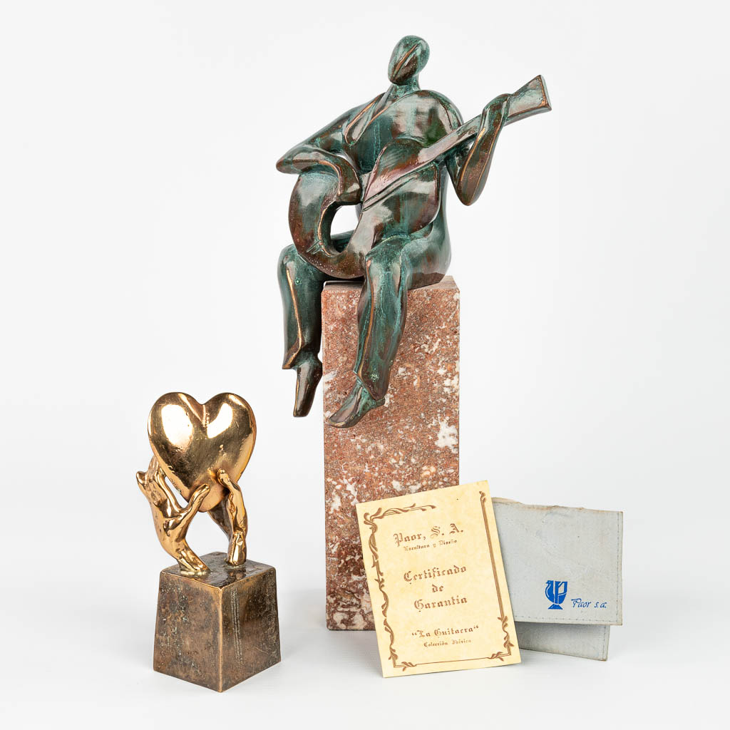 Een collectie van 2 moderne kunstwerken gemaakt uit brons. Christia Puell for PAOR S.A. & Yves LOHE. (H:34cm)