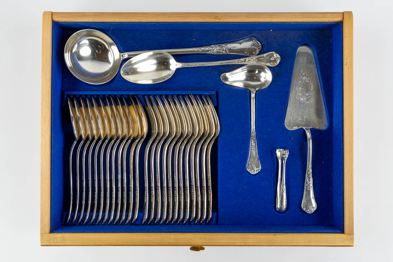 Orfèverie Wiskemann, a large silver-plated cutlery. Model Louis XV.
