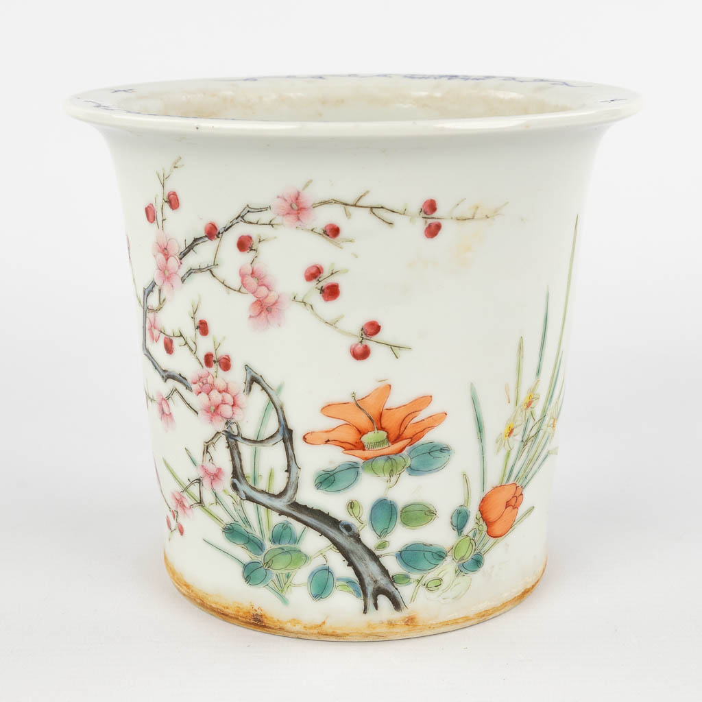 Een Chinese cache pot, decor van bloemen en takken. Guangxu merk en periode. 19de/20ste eeuw. (H:17,5 x D:15 cm)