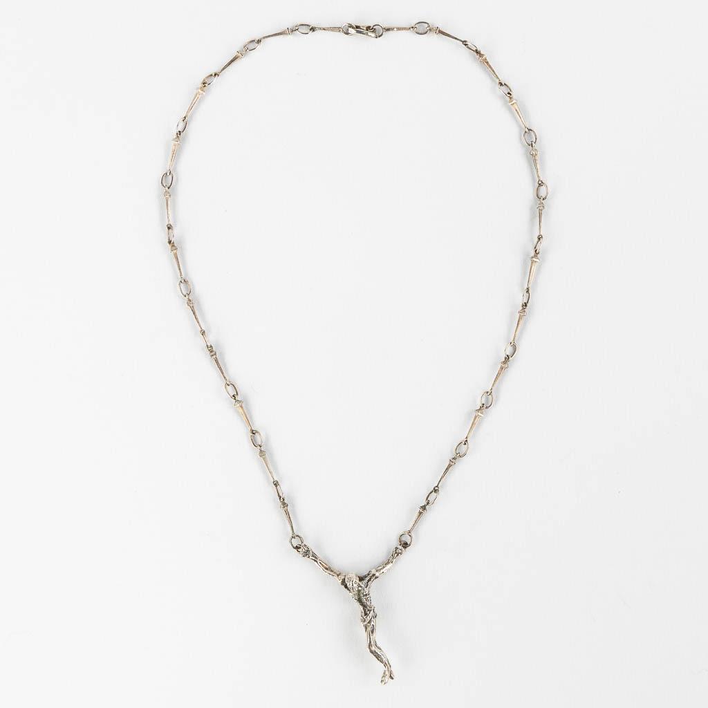 Naar Salvador DALI (1904-1989) 'Christo' een zilveren hanger. (L:44 cm)