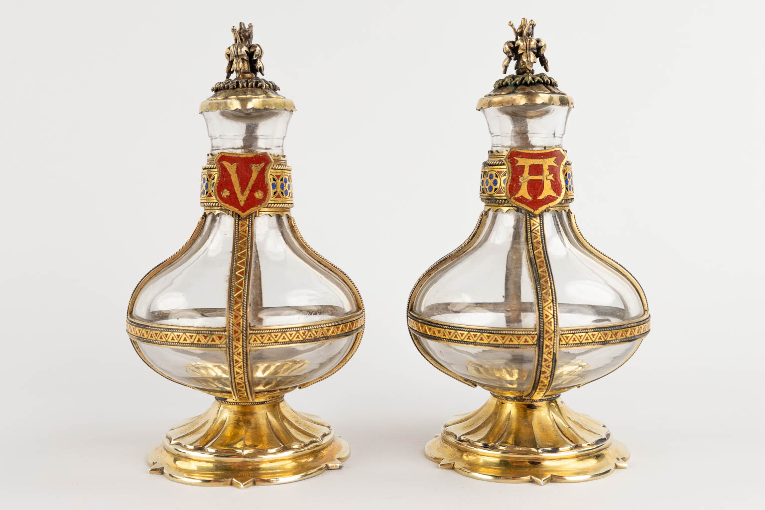 Bourdon-De Bruyne, a collection of wine and water cruets, gilt silver. Circa 1860. (D:21 x W:27,5 x H:15 cm)
