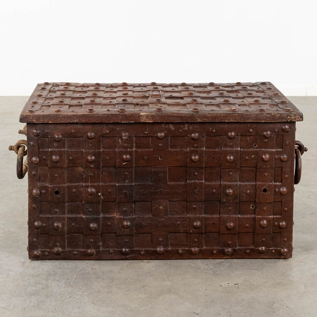 Een antieke koffer, metaal in de stijl van Nuremberg koffers. 18de eeuw. (D:51 x W:103 x H:51 cm)