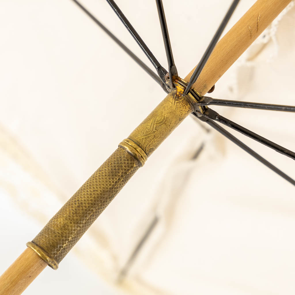 Een parasol met ivoren heft, Frankrijk, 19de eeuw. (L:60 cm)