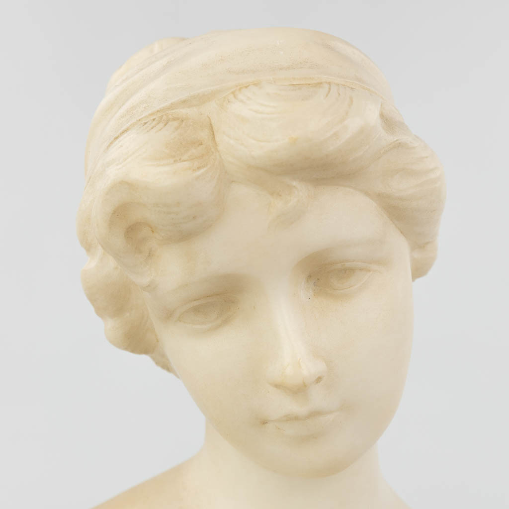 Gustave VAN VAERENBERGH (1873-1927) Een buste gemaakt uit albast, art deco stijl. (H:25,5cm)