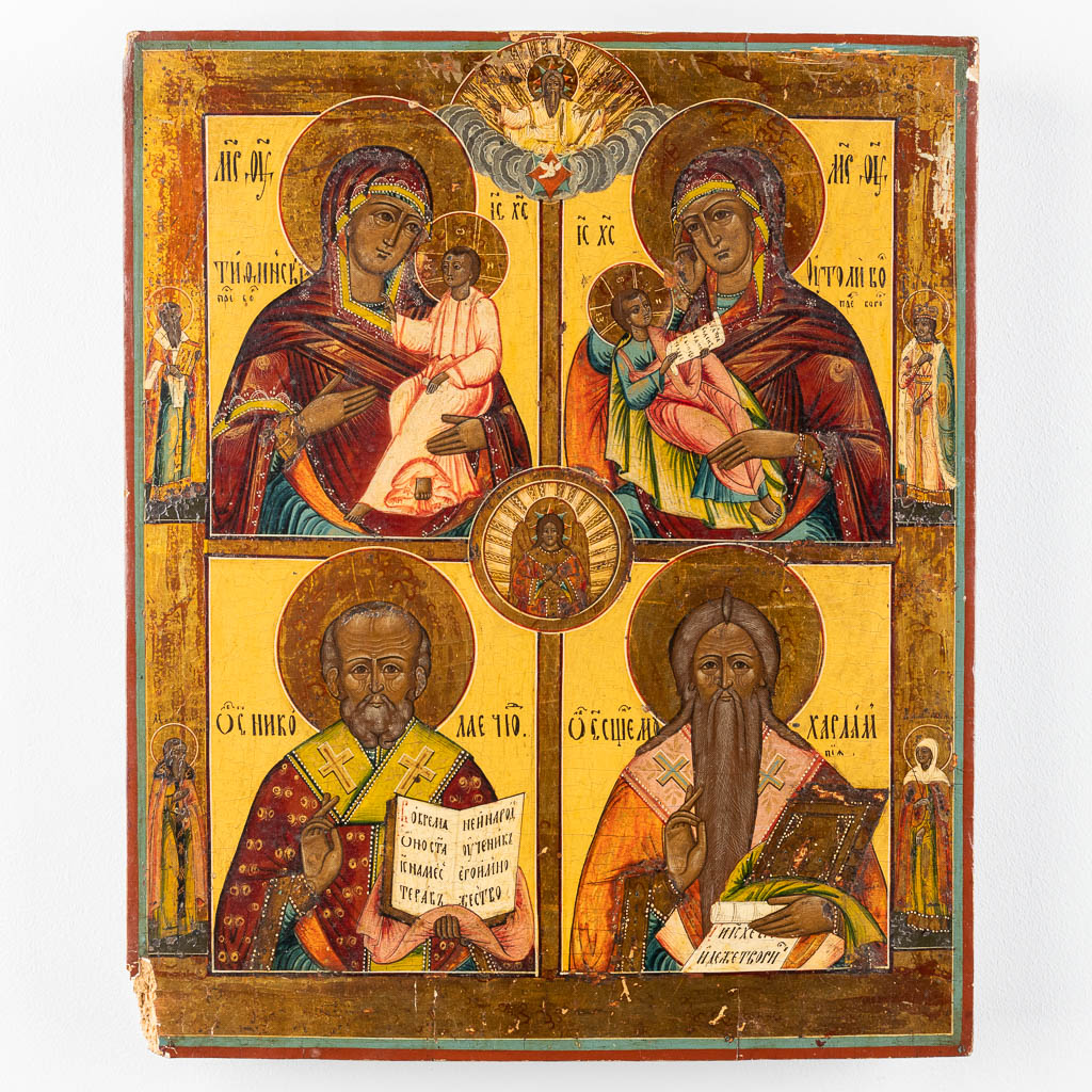 Een antieke Oost Europese icoon, afbeeldingen van de Maagd Maria, Christus en Sint Nicolas. (W: 38 x H: 46 cm)