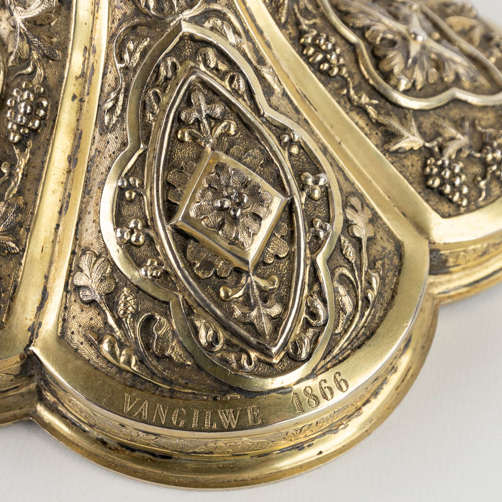 Een stralenmonstrans, verguld zilver afgewerkt met cabochons, Mechelen, België, 19de eeuw. (D:19 x W:30 x H:63 cm)