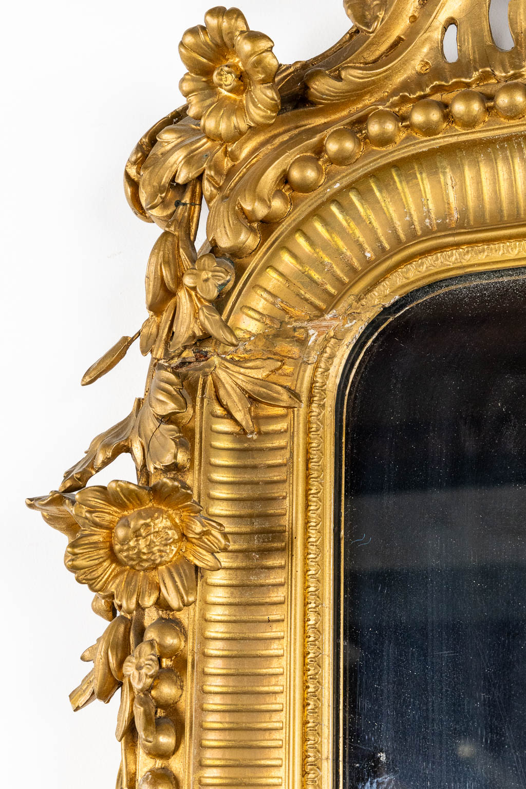 Een grote antieke spiegel, decor met putti in Lodewijk XV stijl. Circa 1900. (W:130 x H:225 cm)