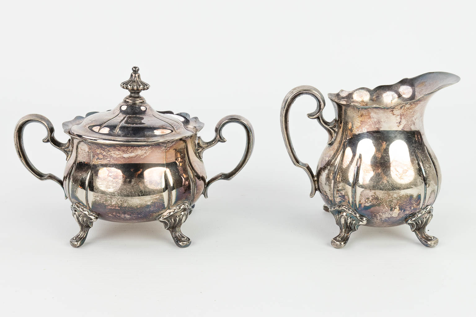 A coffee and tea service made of silver-plated metal. (H:25cm)