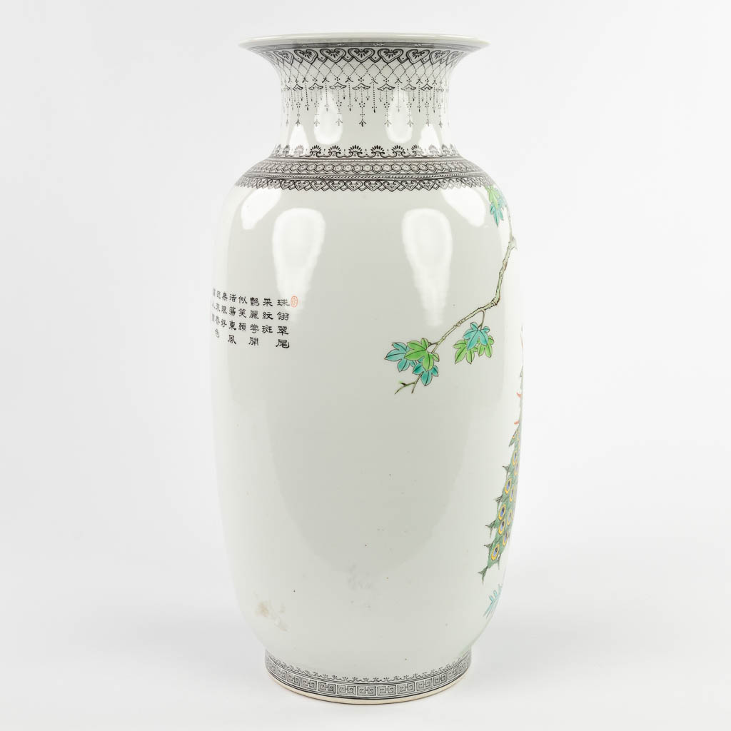 Een Chinese vaas met decor van pauwen, 20ste eeuw. (H:42,5 x D:21 cm)