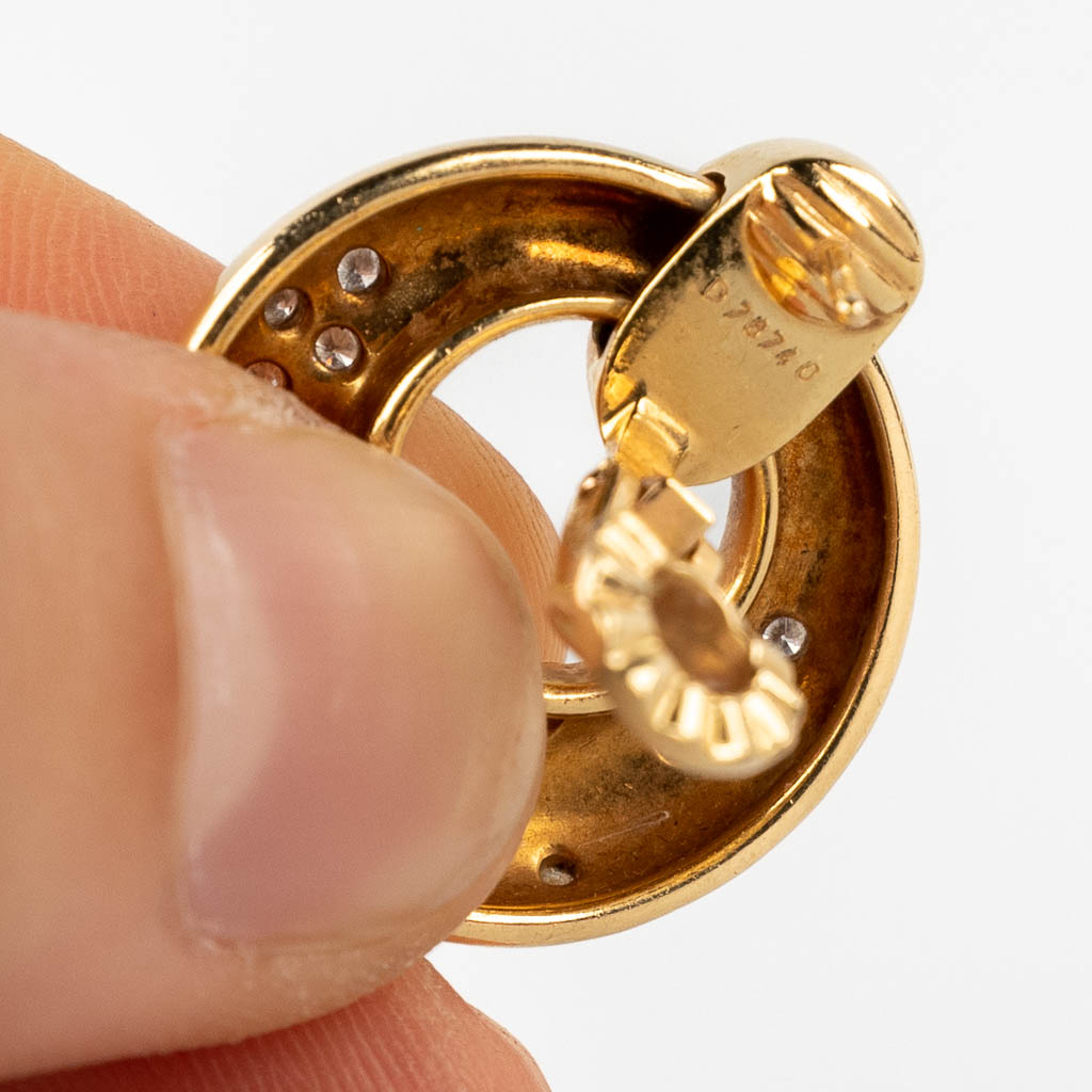 Cartier, een paar oorbellen met diamanten, 18kt geel goud. 1994. (W:2,3 x H:2,6 cm)