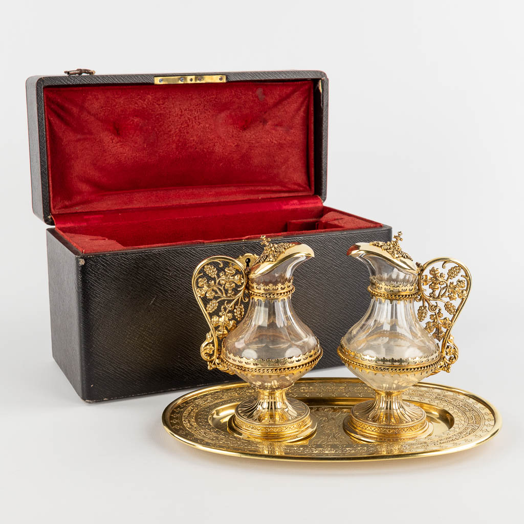 A set of wine and water cruets, gilt silver in the original case. Probably Bourdon, 19th C. (D:15,5 x W:24 x H:15 cm)
