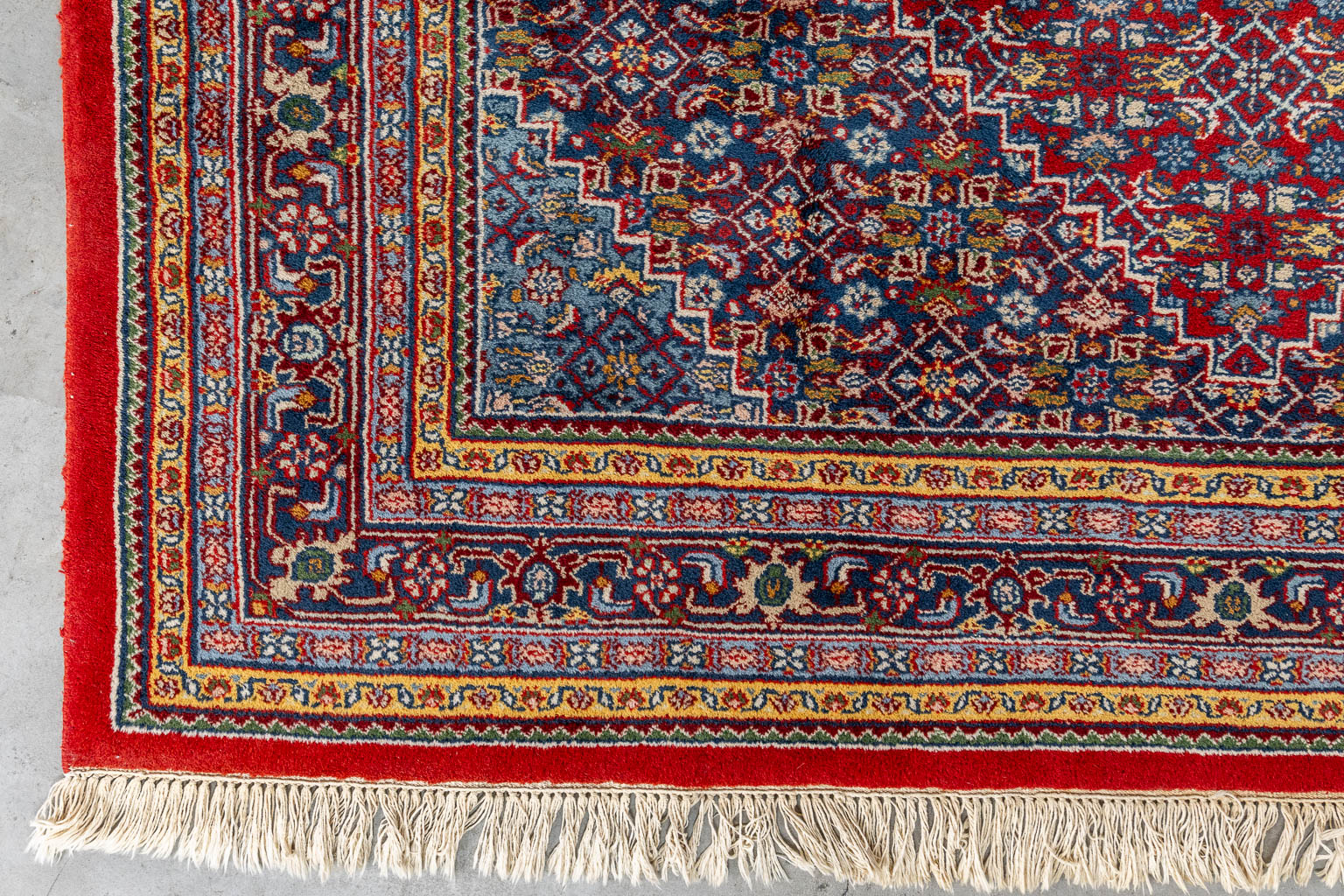 An Oriental hand-made carpet, Bidjar. (L:308 x W:194 cm)