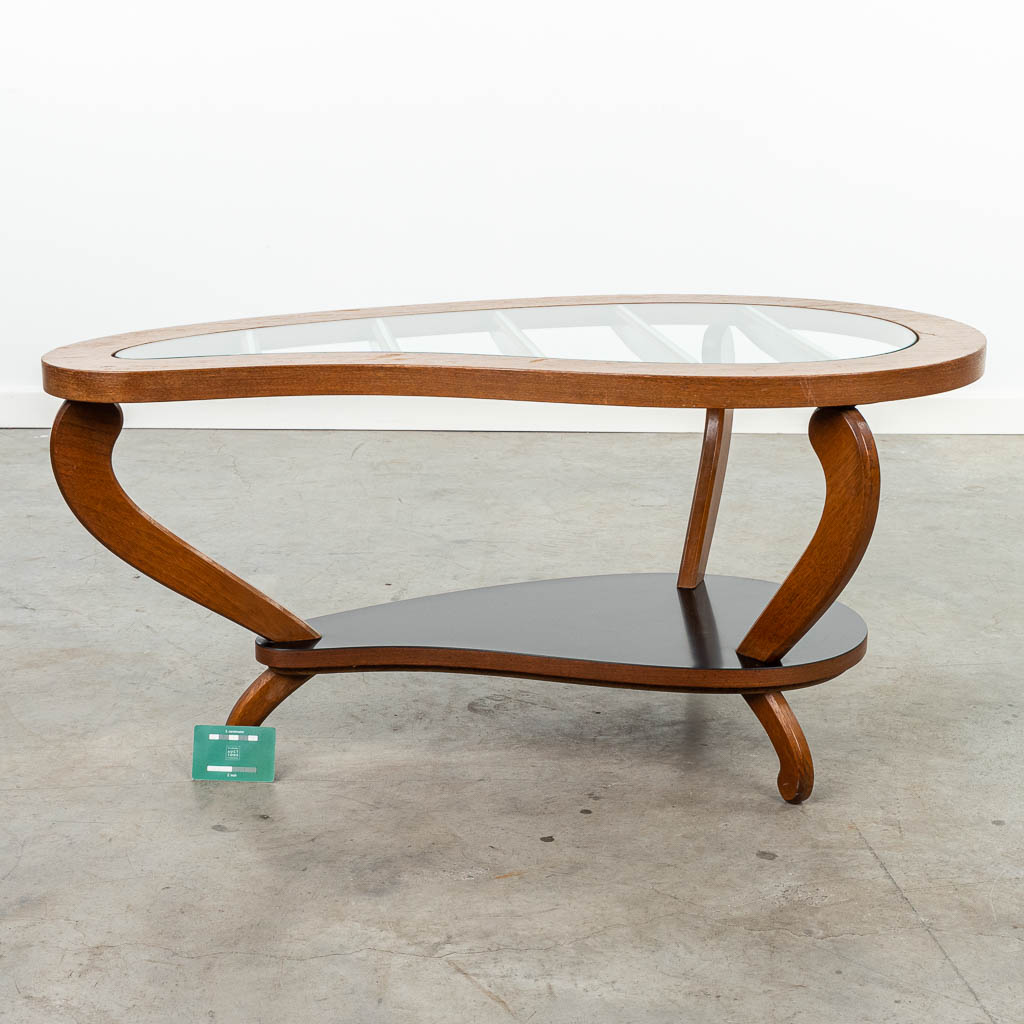 Een mid-century salontafel gemaakt uit hout en glas. 