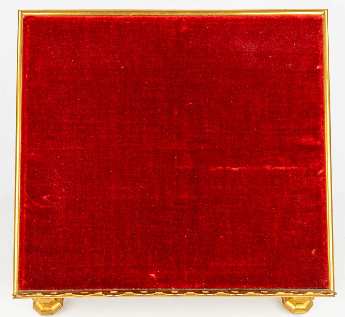 Een staander voor een Missale Romanum gemaakt uit verguld brons in Neogotische stijl en afgewerkt met rode stof. (H:35cm)