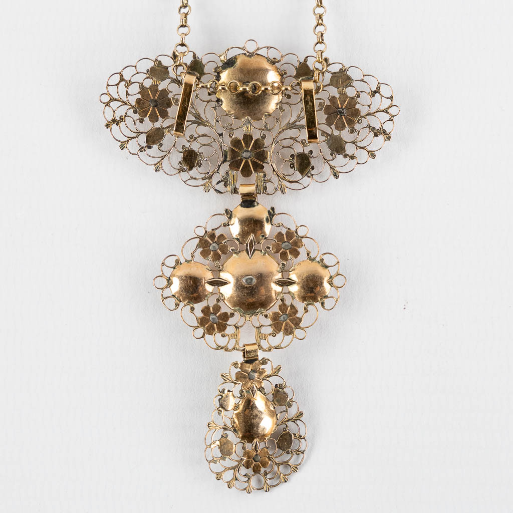 Een antieke hanger, 18kt geel goud met old-cut diamanten. 19de eeuw. (H:7,8 cm)