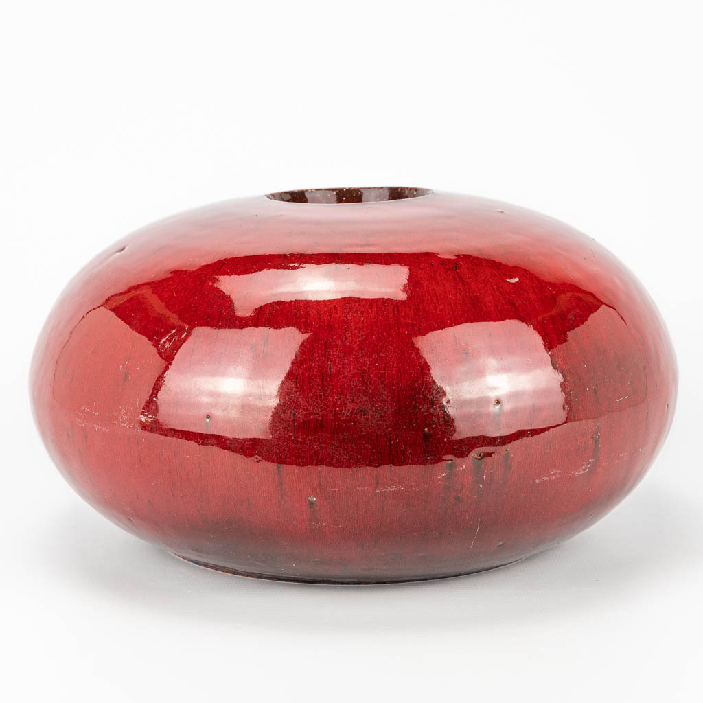 Rogier VANDEWEGHE (1923-2020) A red vase with selenium glaze, marked Amphora. 