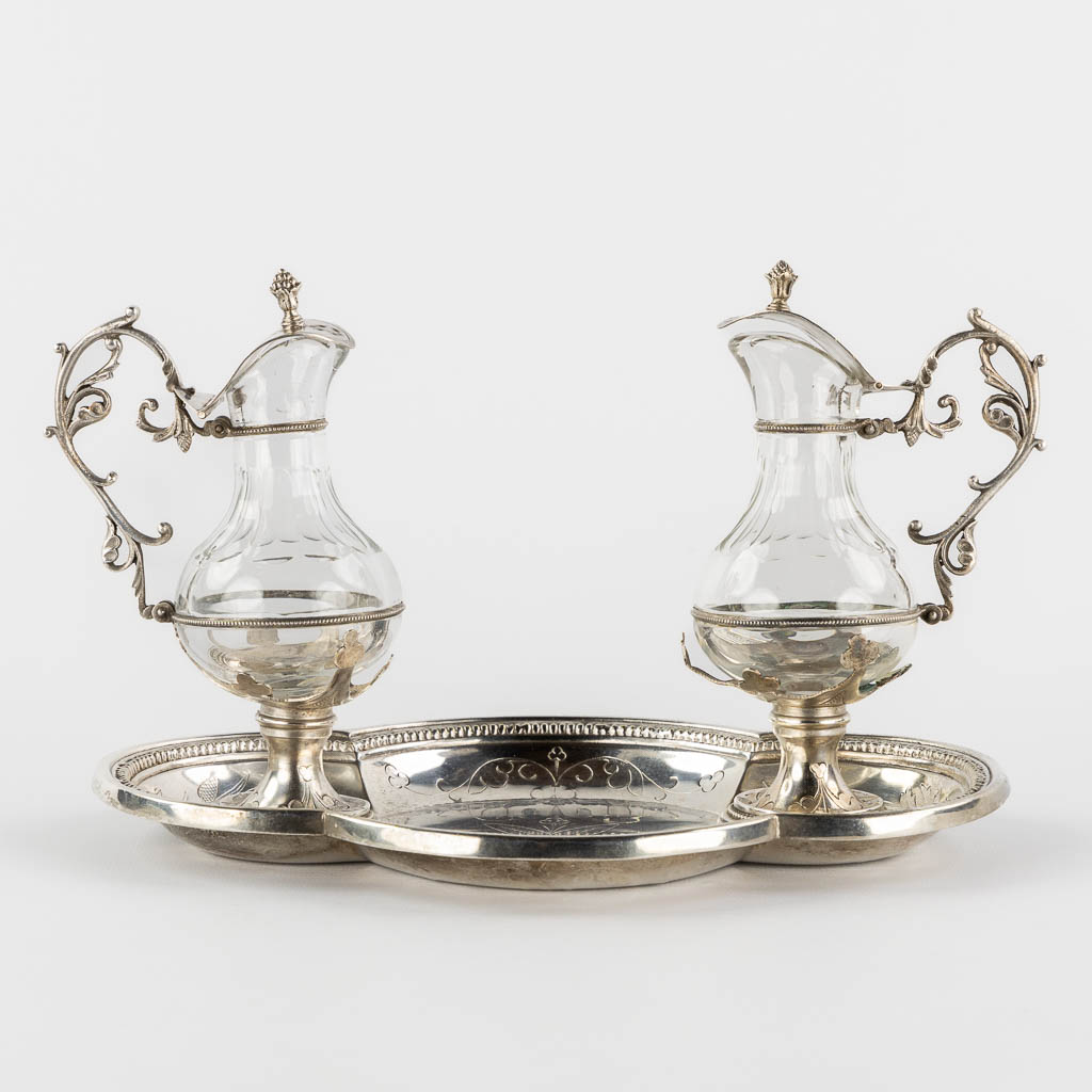  A pair of wine and water cruets on a platter, silver-plated metal and glass. 