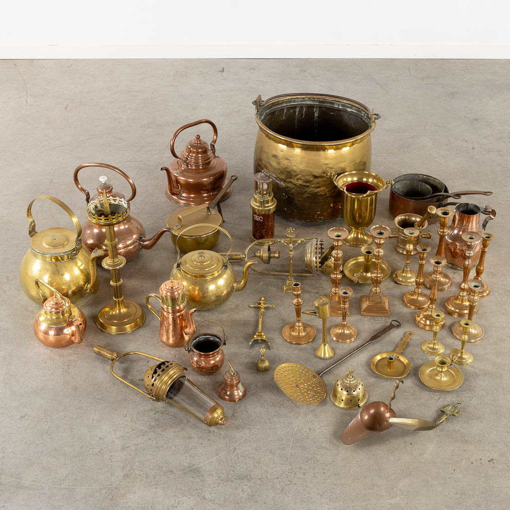 A large collection of antique copper items. (H:37 x D:46 cm)