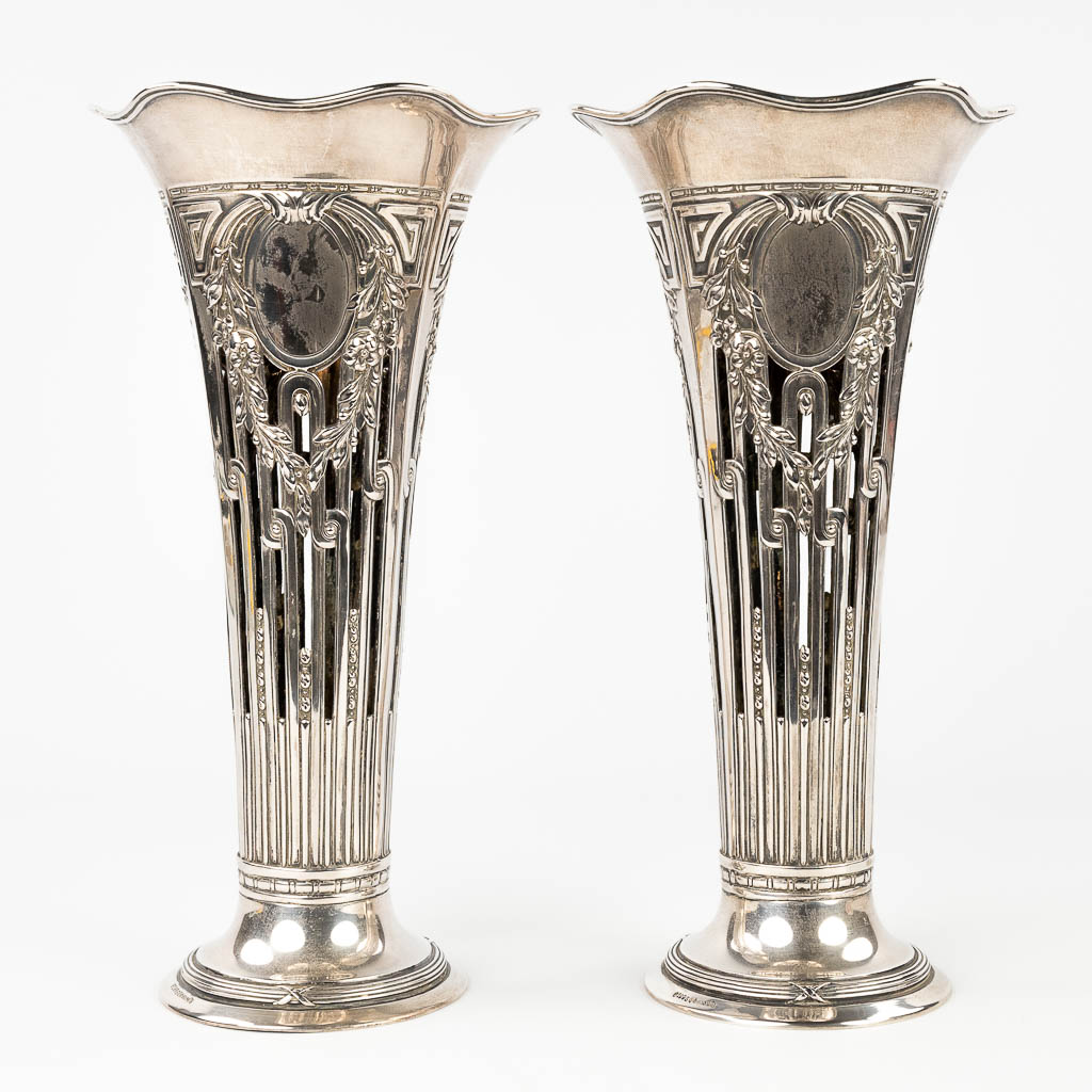 Een paar vazen gemaakt uit zilver, gemerkt 800. Gemaakt in Duitsland. 693g. 20ste eeuw. (H:31 x D:15,5 cm)