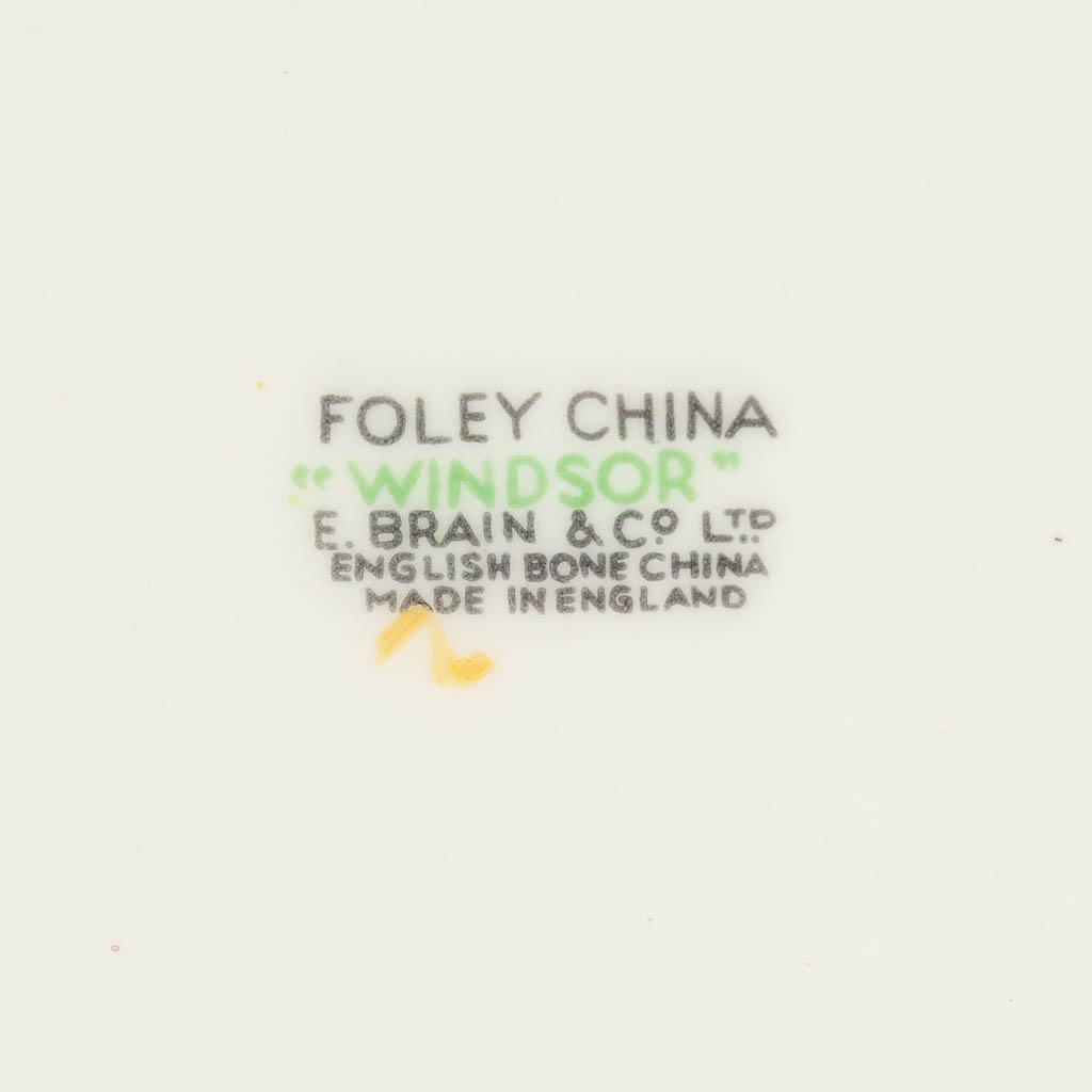 Een 6 delig koffieservies met bijhorende bordjes en onderbordjes, gemerkt Foley China Windsor. 