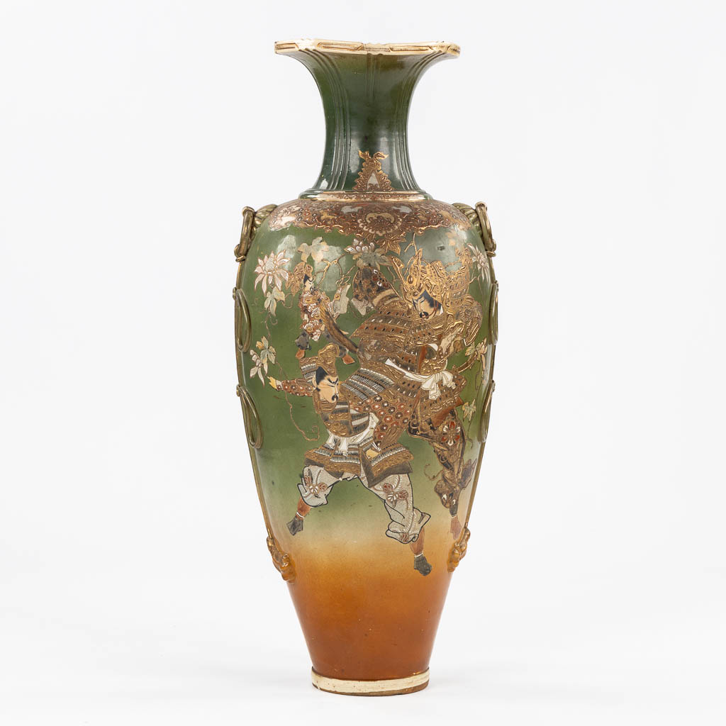 A decorative Japanese vase with Warrior scène. (H:89 x D:35 cm)
