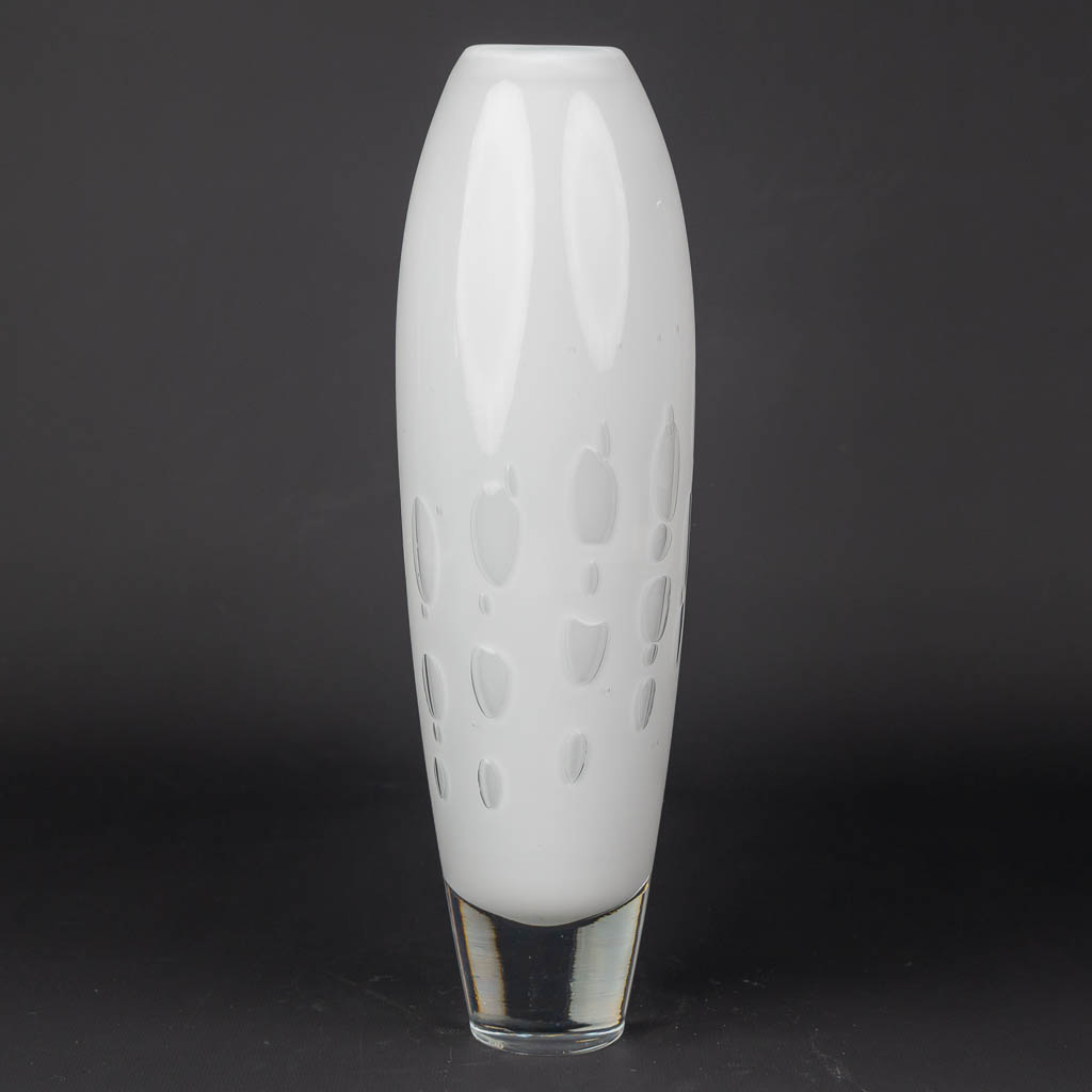 A vase made of glass and marked Villeroy & Boch. (H:32cm)